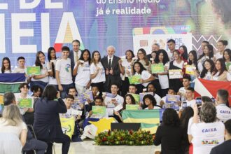 Brasil tem eterna dívida com a educação, diz Lula