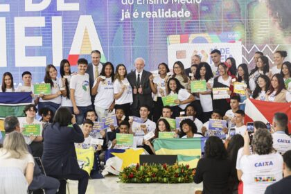 Brasil tem eterna dívida com a educação, diz Lula
