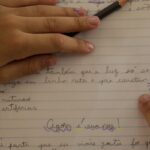 Cai percentual de estudantes que frequentam série escolar adequada