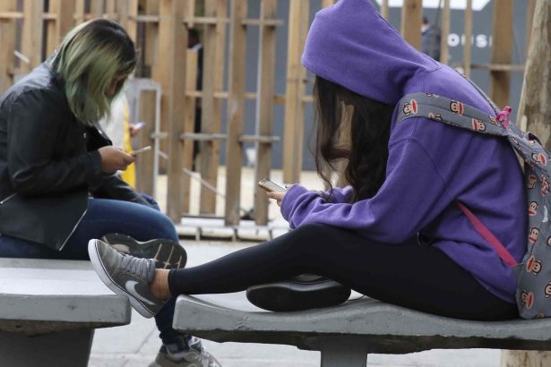 Educadores elogiam possível restrição ao uso de celulares nas escolas