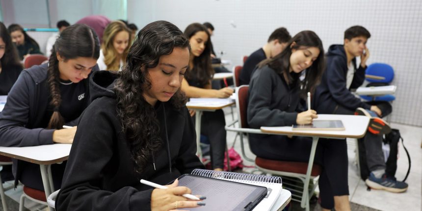 Enem: cursos populares são oportunidade para alunos de baixa renda