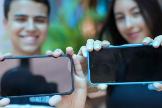 Proibição de celular na escola é bem-vinda, mas não é suficiente