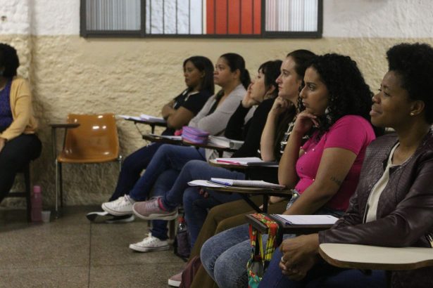 Rede de cursinhos populares dá bolsa de R$ 200 a estudantes