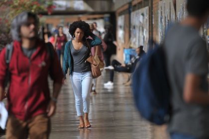 Iniciativa oferece bolsas para alunos negros acessarem ensino superior