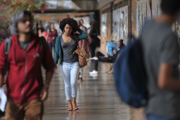 Iniciativa oferece bolsas para alunos negros acessarem ensino superior