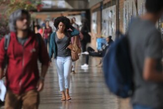 Concluintes de cursos de tecnologia fazem Enade 2025 neste domingo