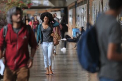 Concluintes de cursos de tecnologia fazem Enade 2025 neste domingo