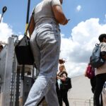 No DF, candidatos do Enem chegam cedo sob sol forte e ansiedade