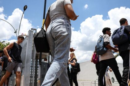 No DF, candidatos do Enem chegam cedo sob sol forte e ansiedade