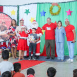 Estudantes da educação municipal participam de entrega de presentes dos Correios