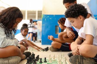 MEC fará pesquisa sobre impacto da restrição de celular nas escolas