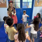 Oficina de música é desenvolvida com crianças na colônia de férias