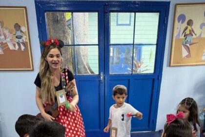 Oficina de música é desenvolvida com crianças na colônia de férias