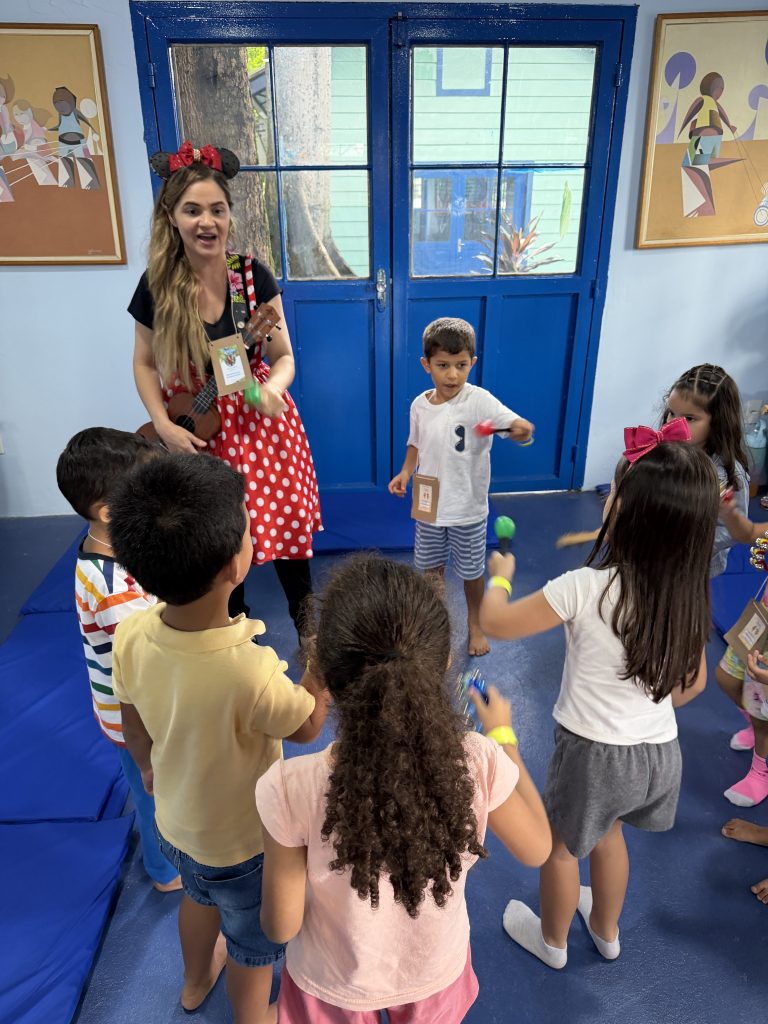 Oficina de música é desenvolvida com crianças na colônia de férias