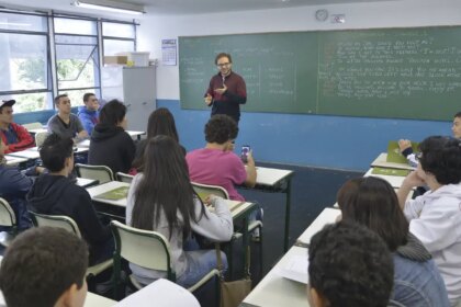 Piso do magistério tem reajuste de 5,4% e vai a R$ 5,1 mil em 2026