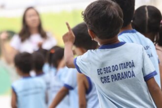 Ensino fundamental atinge 99,5% de frequência; atraso escolar cai