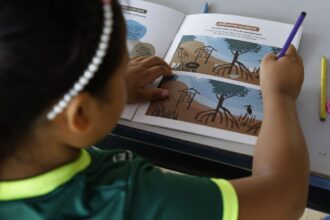 Criança diz a Lula que um "mundo mágico" se abriu ao aprender a ler