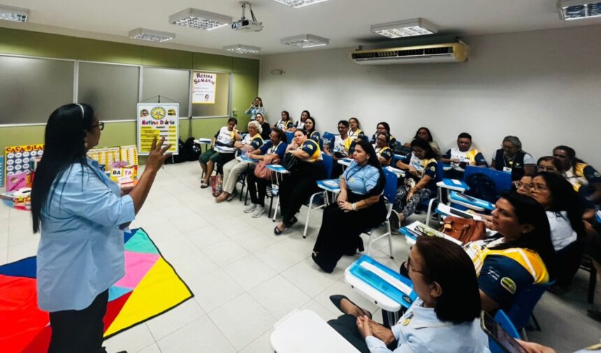 Educadores da Prefeitura de Manaus participam de formação dos programas de ‘Correção de Fluxo’
