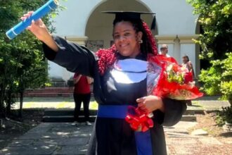 Mulher trans chega à universidade 25 anos após abandonar a escola