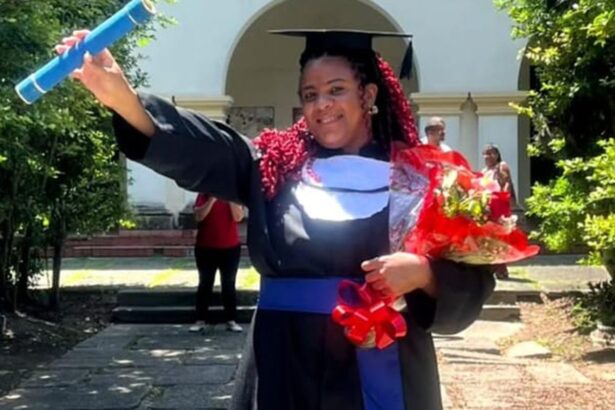 Mulher trans chega à universidade 25 anos após abandonar a escola