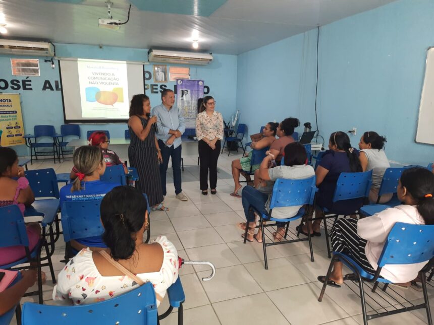 Pais e responsáveis de estudantes da Prefeitura de Manaus recebem palestra sobre comunicação não violenta do projeto ‘Escola em Paz’