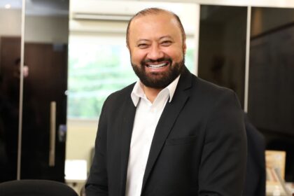 Prefeito Renato Junior oficializa nomeação de Arone Bentes no comando da Semed 