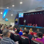 Prefeitura de Manaus debate dever do Estado na garantia da educação básica com foco na EJA