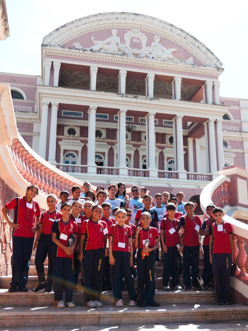 Recém-reconhecido como Patrimônio Mundial pela Unesco, Teatro Amazonas vira sala de aula para estudantes da rede pública de Manaus