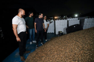 Prefeitura de Manaus envia balsa com 330 toneladas de materiais