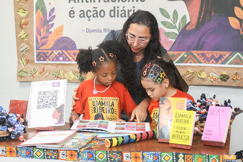 Exposição 'Ciência Delas' apresenta projetos de estudantes da rede municipal de educação 